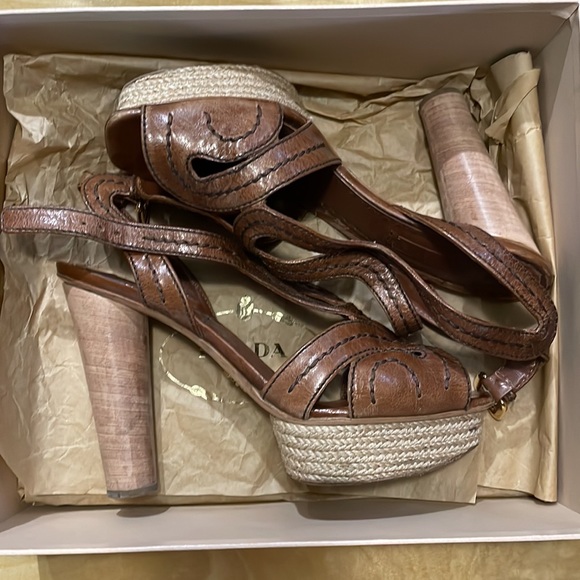 Prada - Picture 3 of 6